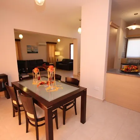 Vineland . Free Wi-fi . Big Pool With Walk In Steps *